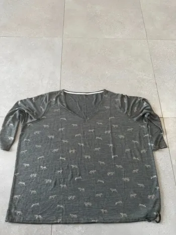 Haut vert foncé, très bon état ,taille 70cm aisselle à aisselle