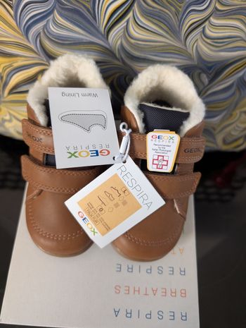 Chaussures garçon fourrés, conseillé par les podologues. Taille 23. Neuf, Geox.