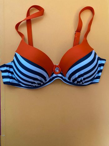 Haut de maillot de bain orange et rayé noir et blanc