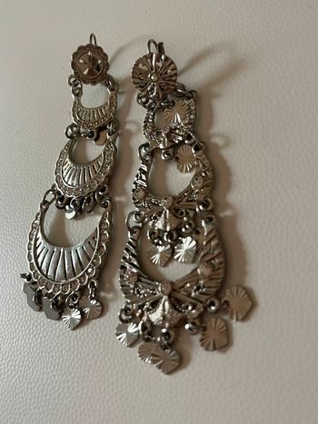 Longues boucles d’oreilles orientales argentées neuves
