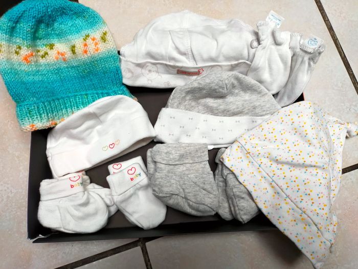 Lot bonnets/moufles/chaussons