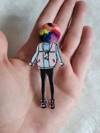 Broche femme tête multicolore