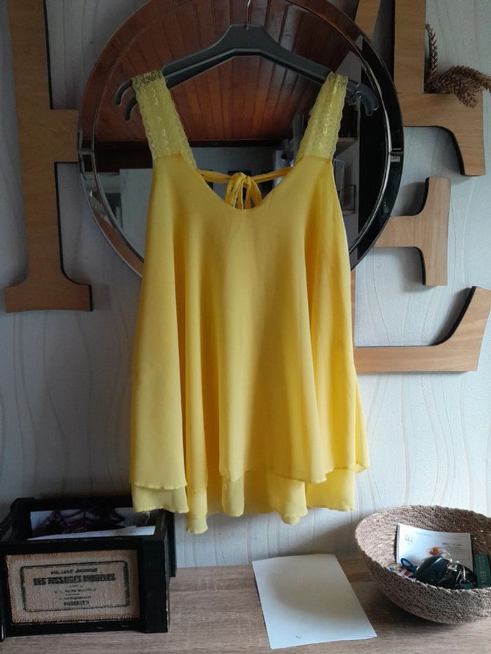 Top jaune