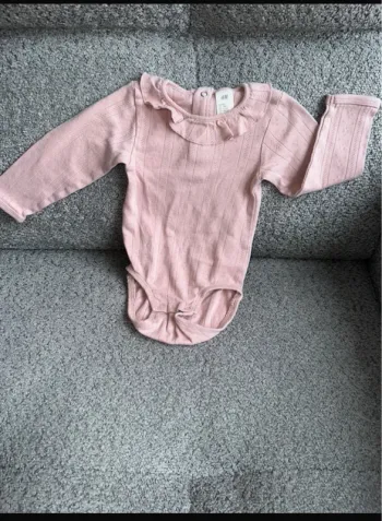 Bodie manches longues ajourés col Claudine col pétale col volanté rose H&M