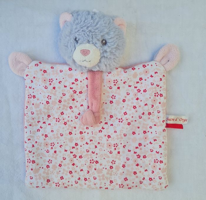 Doudou plat chat gris et blanc , rose fleuri- Sucre d'orge