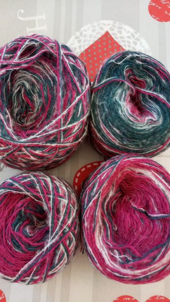 Lot de 4 Pelotes Fantaisie Tons Roses Fuchsias, Gris Foncés et Blancs (285g)