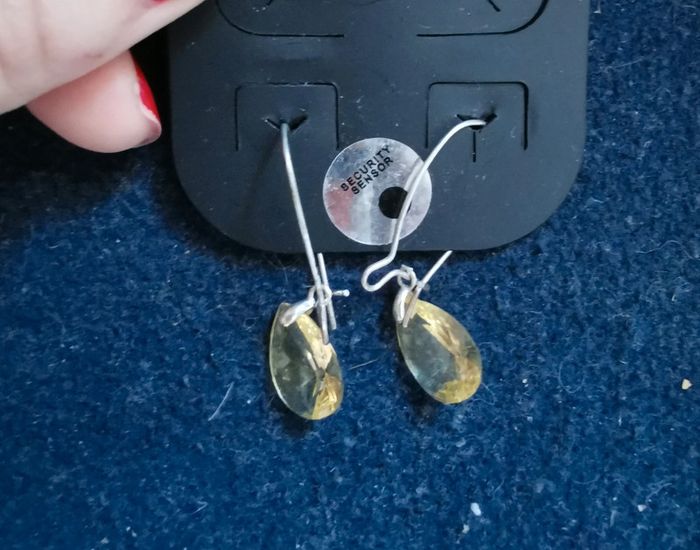 Petites boucles d'oreilles a strass jaune