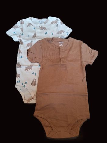 Lot 2 bodies manches courtes Kiabi 24 mois NEUFS