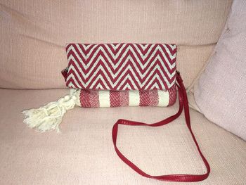 Sac à bandoulière femme Stradivarius rouge crème avec pompon