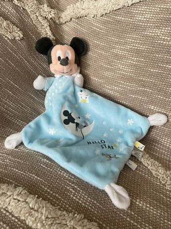 Peluche doudou mouchoir phosphorescent 17cm Disney baby Mickey souris bleu parfait état