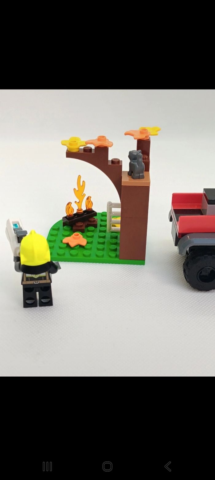 Figurine LEGO City 60393 Sauvetage en Tout-Terrain des Pompiers
Complet - photo numéro 8