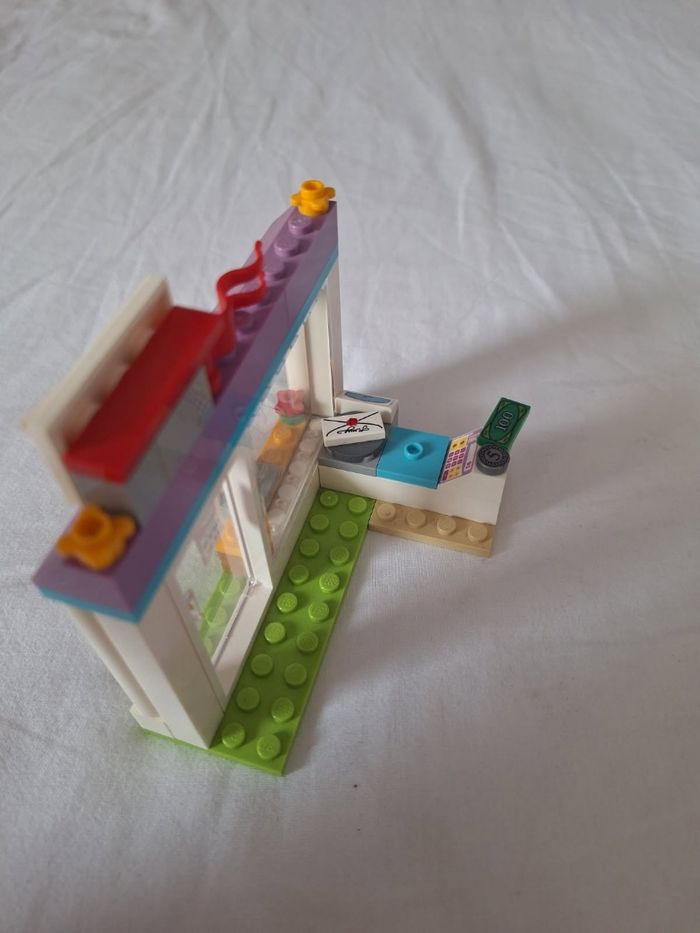 Lego friends 41310 la livraison des cadeaux à Heartlake City - photo numéro 6
