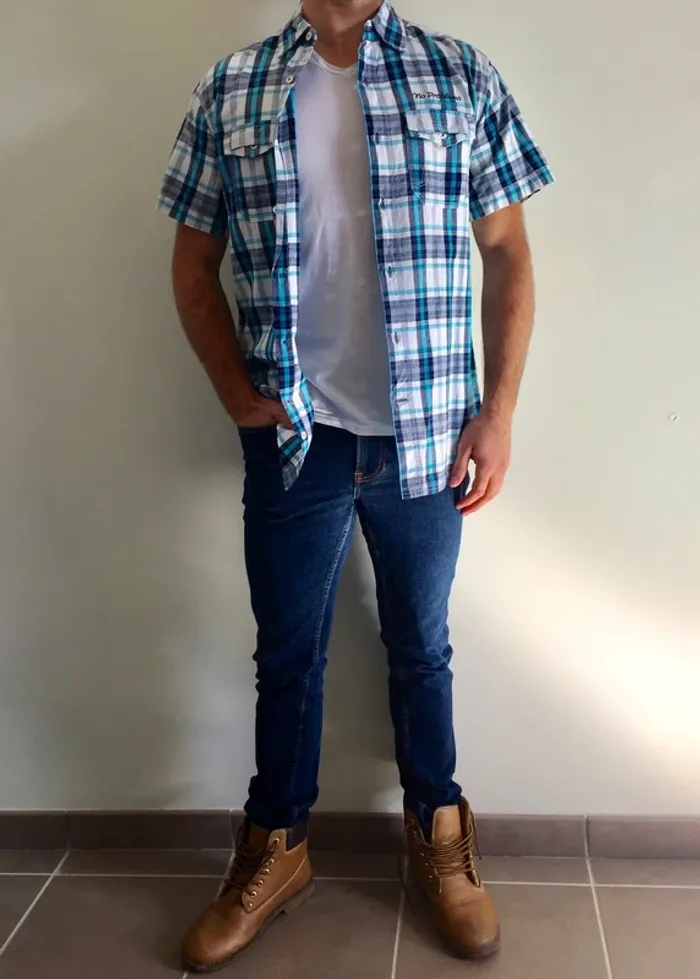 Chemise à carreaux blanche et bleue