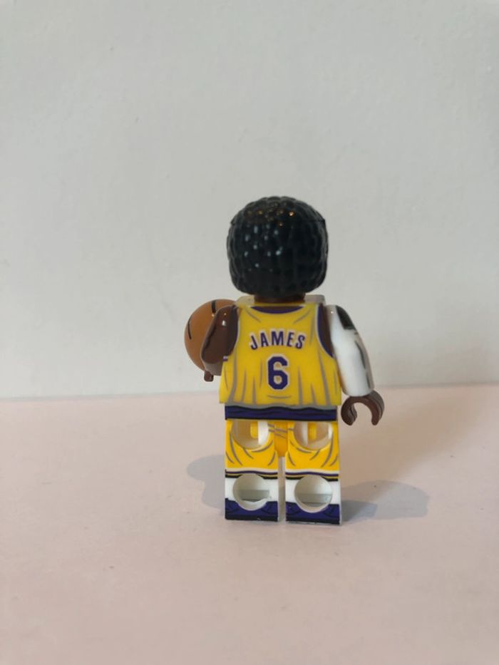 Figurine type lego Lebron James aux Lakers.Basketteur - photo numéro 3