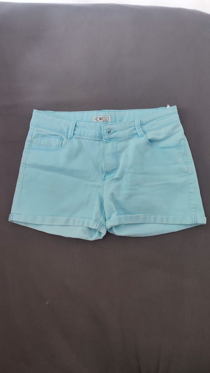 Short bleu pâle taille 14 ans en très bon état.