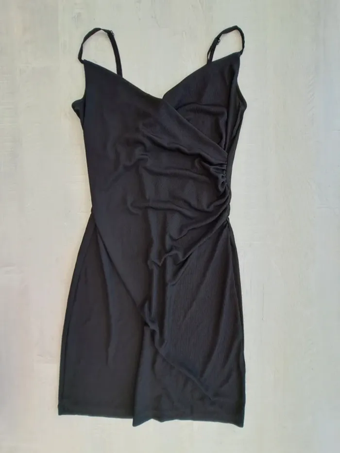Robe noire H&M - taille XS - basique classique soirée - neuve étiquette - côtelée - décolleté en V - photo numéro 2