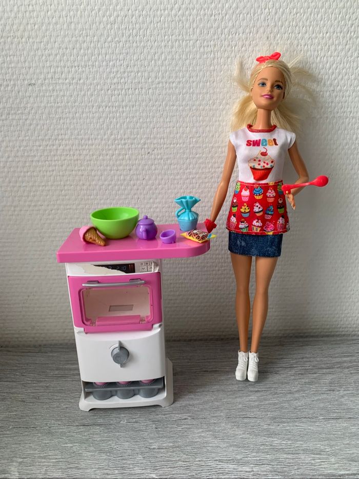 Barbie cuisinière et son four