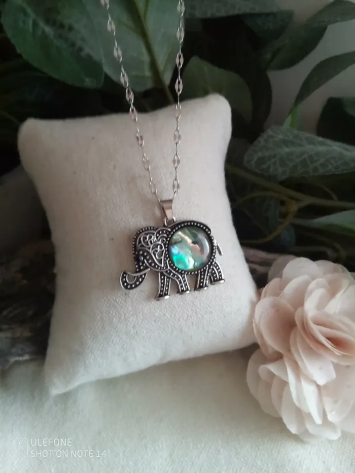 Collier éléphant et pierres naturelles ormeaux