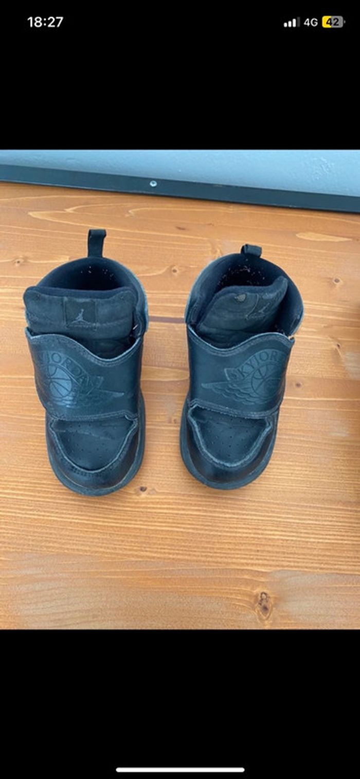Basket Jordan taille 25 - photo numéro 2