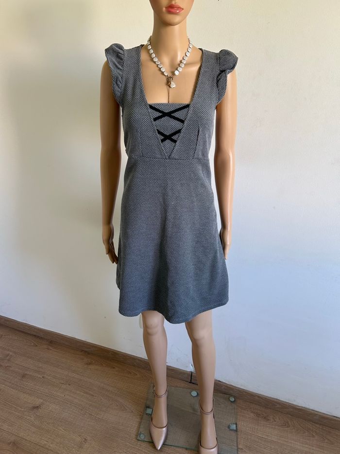 Robe grise à manches courtes Naf Naf taille 36 jamais portée - photo numéro 3