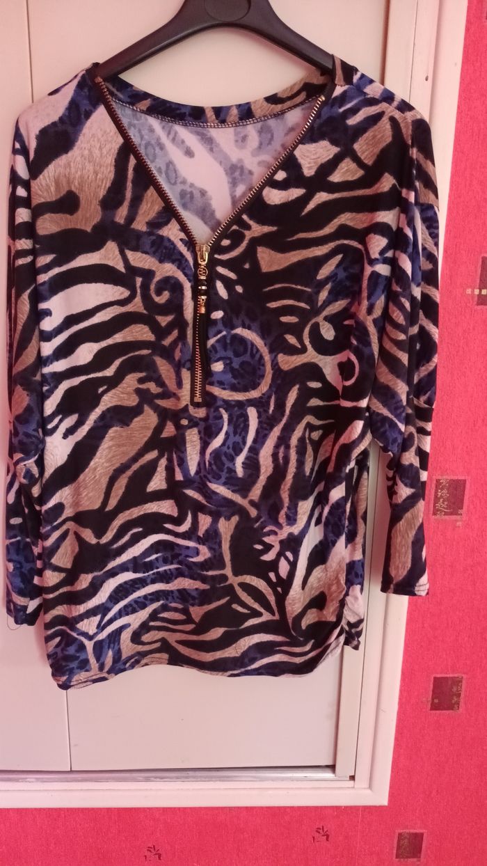 Petit haut noir , blanc et bleu foncé.