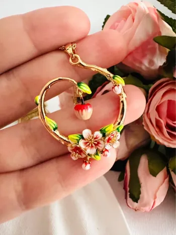 🍎Collier Bill Skinner – Cerisier en fleurs émaillé et fruit pendant
