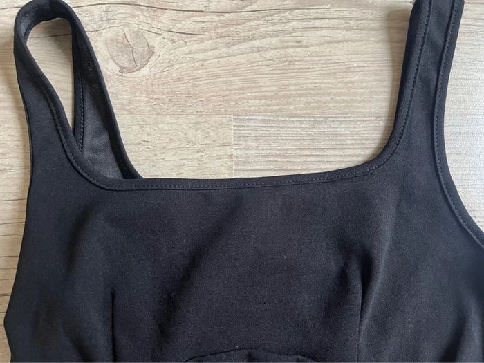 Robe noire au dessus du genou - photo numéro 2