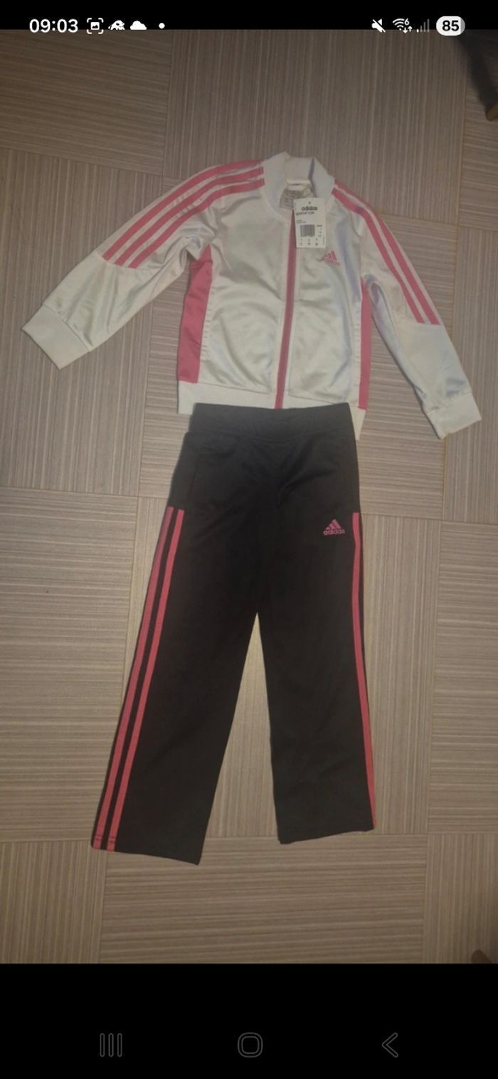 Survetement adidas tout neuf taille 5ans - photo numéro 2