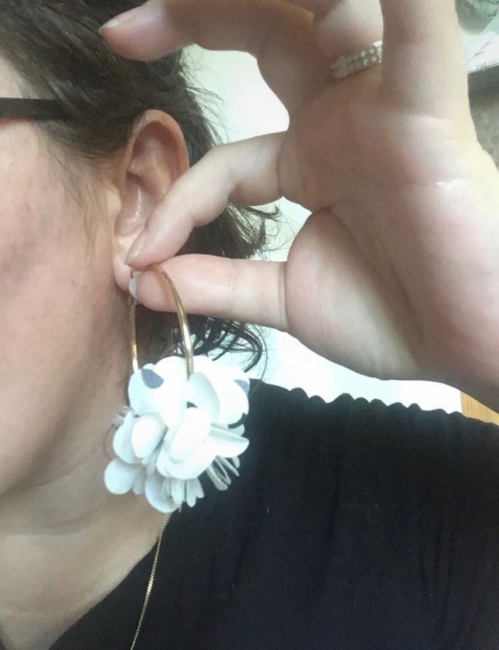 Créoles / Boucles d’oreilles à froufrous NEUVES pour femme couleurs blanc, noir et doré - photo numéro 2