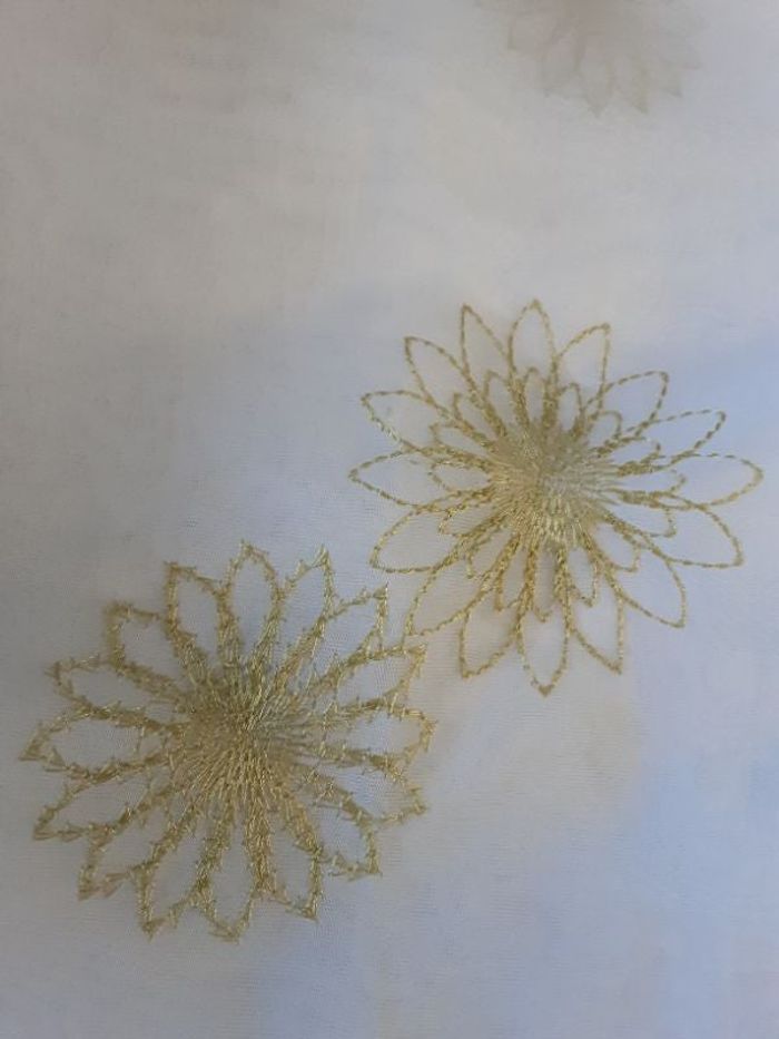 Deux voilage brodées l un de 138 larg /haut 144 et l autre 68 larg / 144 cm Haut