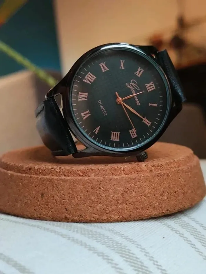Montre noire métallique, cuir, style vintage élégance