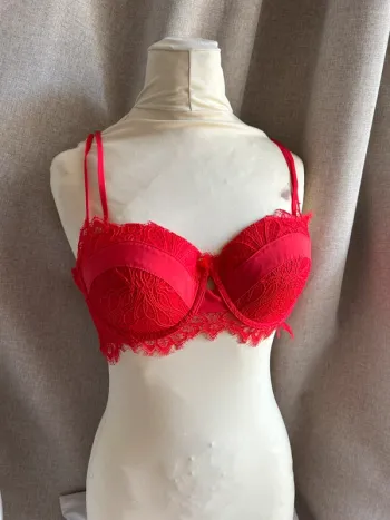 Soutien-gorge rouge vif en dentelle