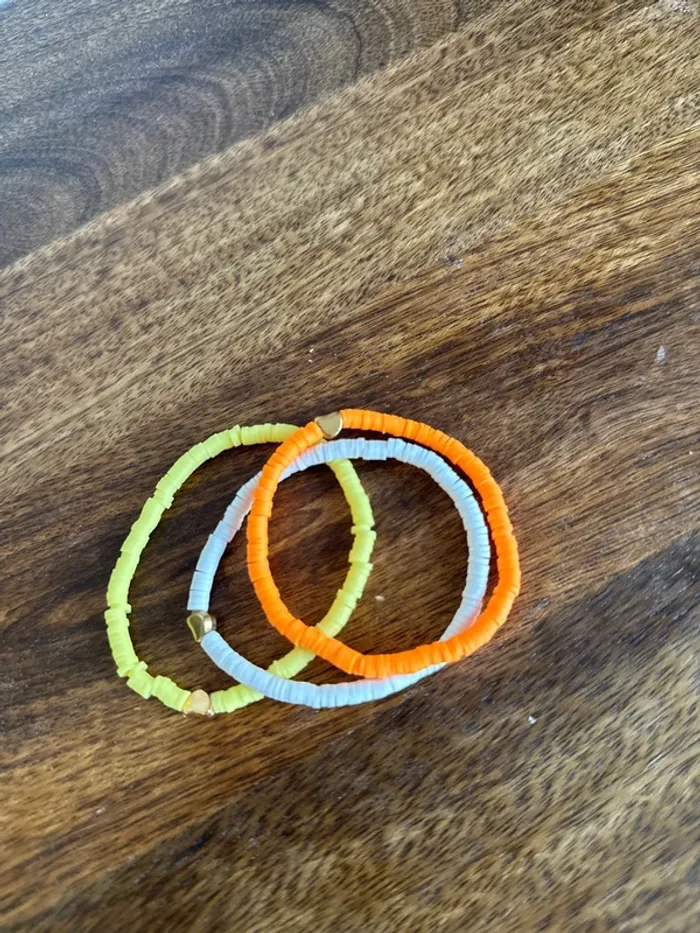 Trois. Petits bracelets