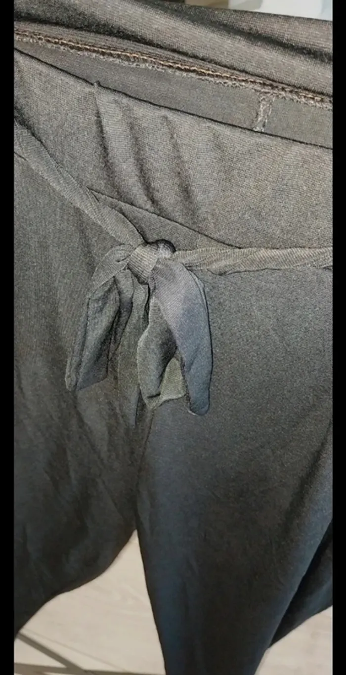 Pantalon droit fluide et elastanne taille unique jusqu'au 44/46. Noir. Neuf jamais porté. - photo numéro 2