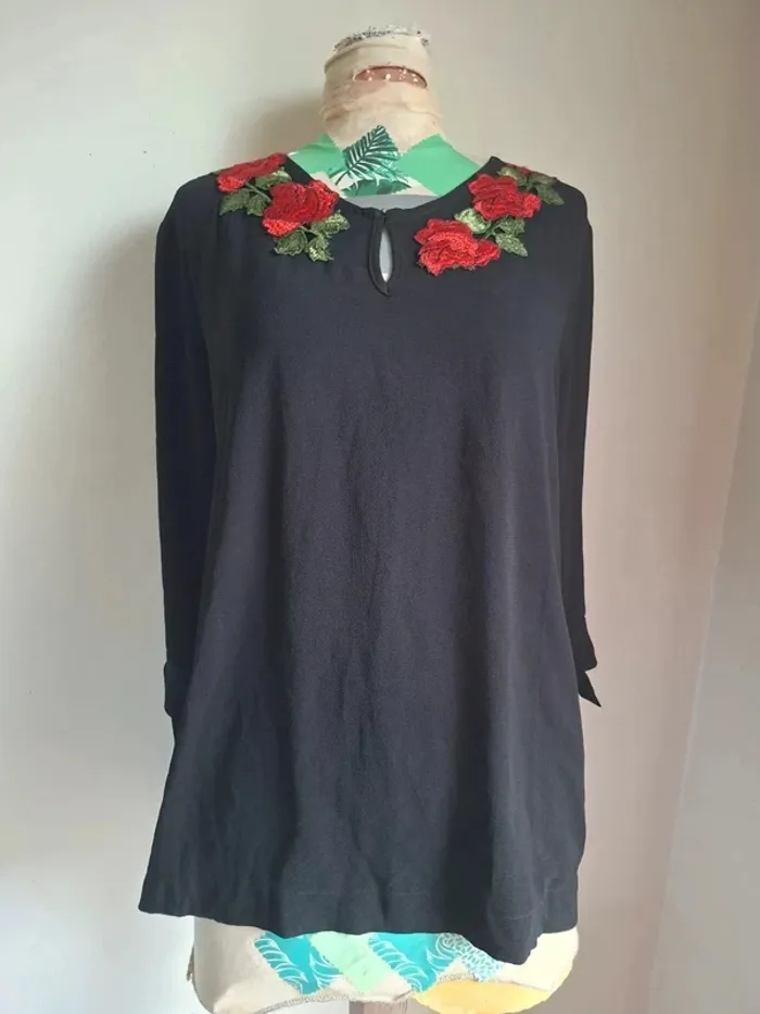 Blouse noir avec broderies fleuries - chic et bohème, neuve, taille XL