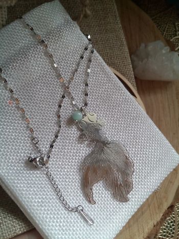 Collier pierre naturelle de larimar vert et pendentif poisson filigrané