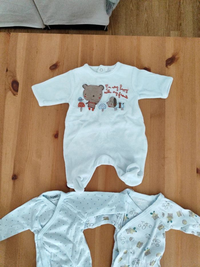 Lot 2 bodies et 1 pyjama Kiabi - photo numéro 2