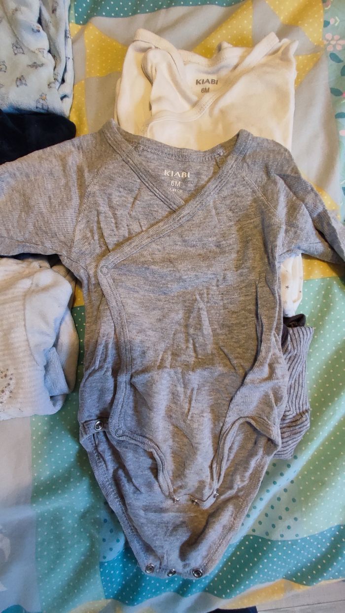 Lot vêtements pyjamas et bodies - photo numéro 2