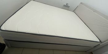 Lit, sommier avec matelas 140/200.   25cm