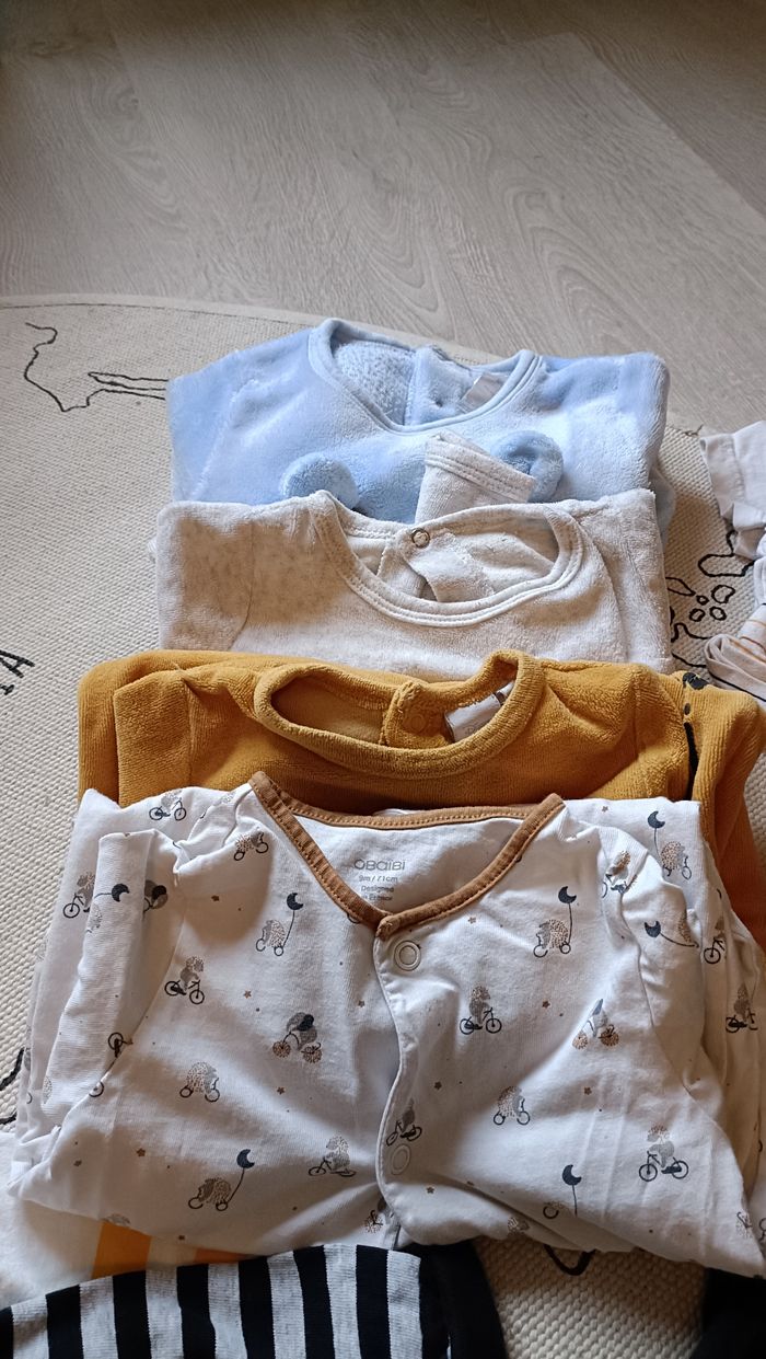 Lit de vêtements 9 mois - photo numéro 5