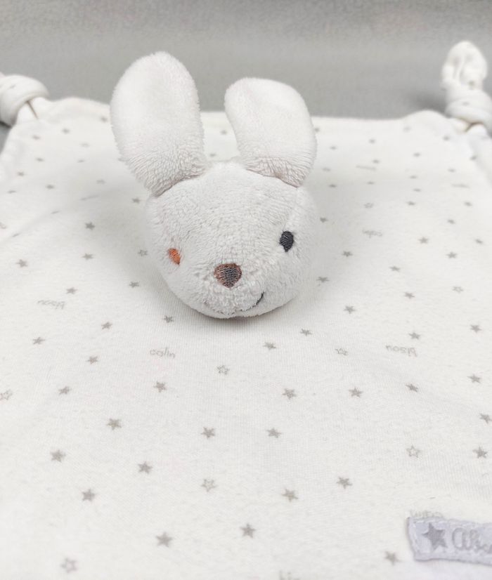 Doudou plat lapin blanc ABSORBA tissu étoiles grises bisou calin lire défaut SVP - photo numéro 2