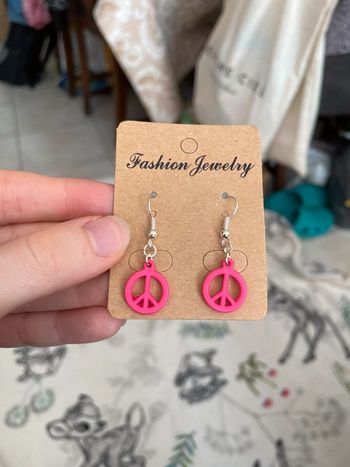Boucles d’oreilles roses.