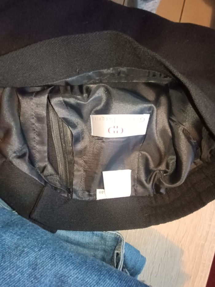 Lot comprenant 
- une jupe noir de marque Gérard Pasquier en taille 40, 
- un pantalon cargos marron crème de marque Primark Care en taille 40 - un jeans bleu clair de marque Primark Care en taille 40 - photo numéro 4