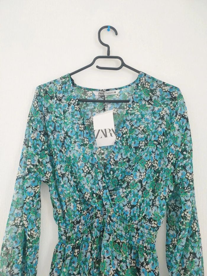 Robe fleurie bleue et verte Zara en taille 34 neuve avec étiquette - photo numéro 2