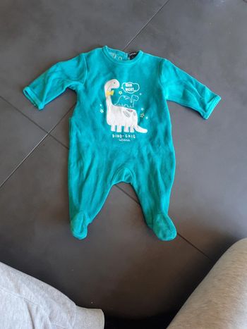 Grenouillère état neuf kiabi 1 mois