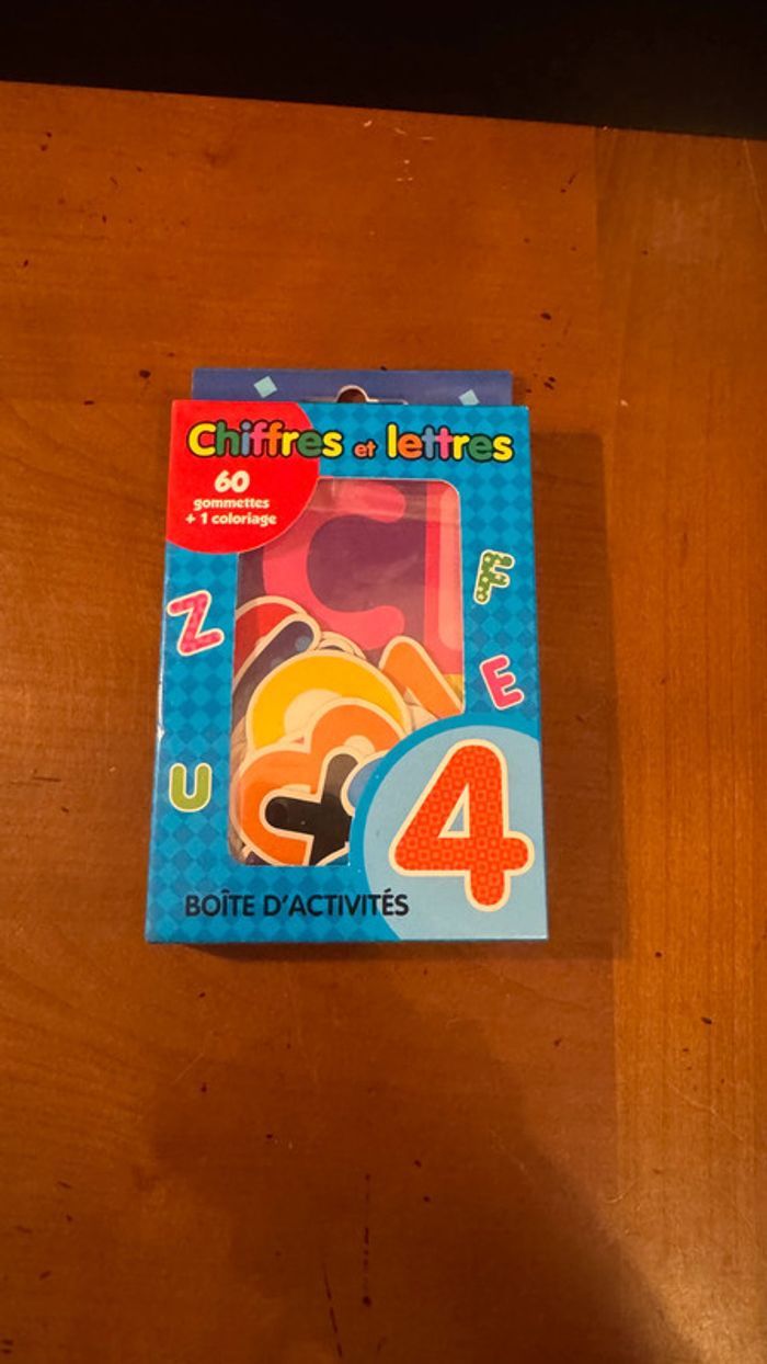 Ensemble gommettes chiffre et lettres (utilisé en parti)