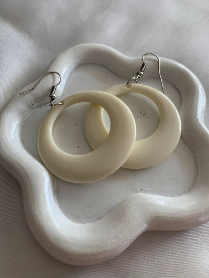 Boucles d’oreilles pendantes rondes blanches années 80 - photo numéro 4