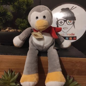 Doudou Peluche Pingouin Baby Nat Gris Écharpe  Rouge Grelot Orange Blanc #geektradedoudou
