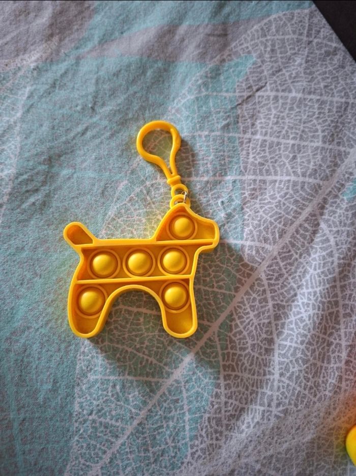 Pop-it porte-clé chien jaune