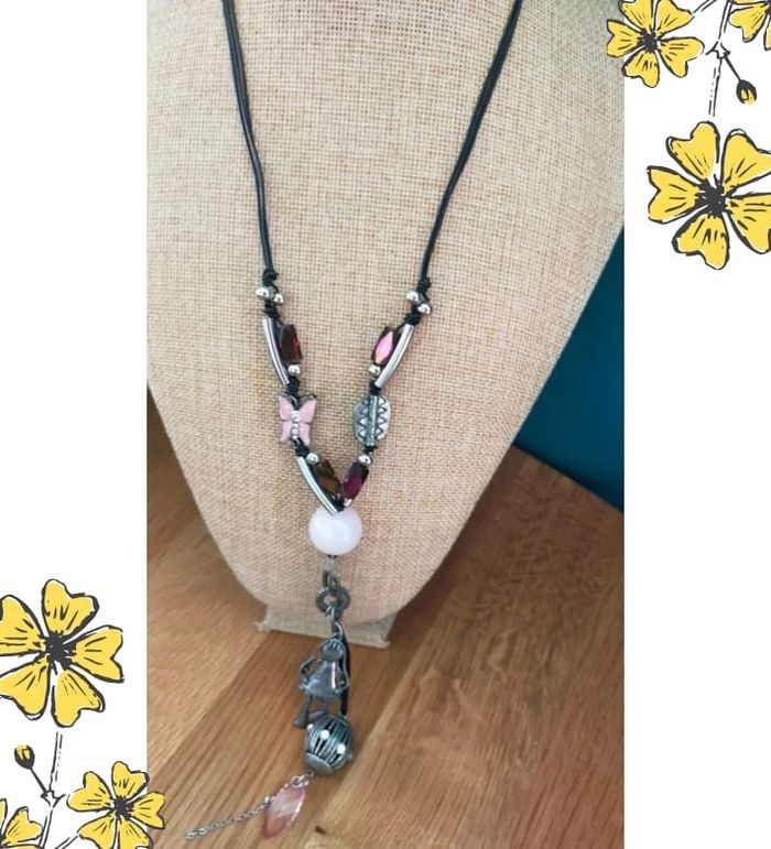 Collier Fantaisie Vintage – Pendentif Petite Fille & Pampilles Roses _ Collection Nuances de Rose